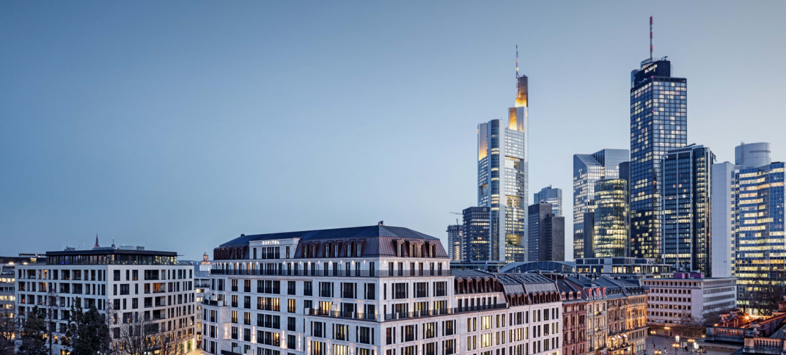 Der Opernplatz 14 in Frankfurt vor der berühmten Skyline