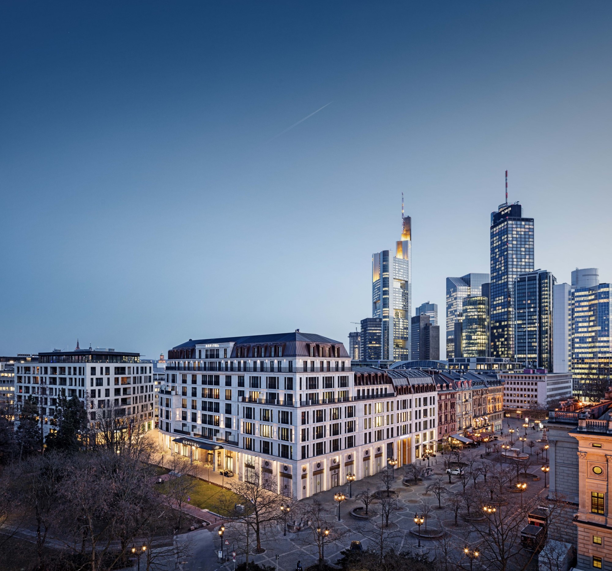 Opernplatz Frankfurt und die Frankfurter Skyline, betreuut von Clarus Management