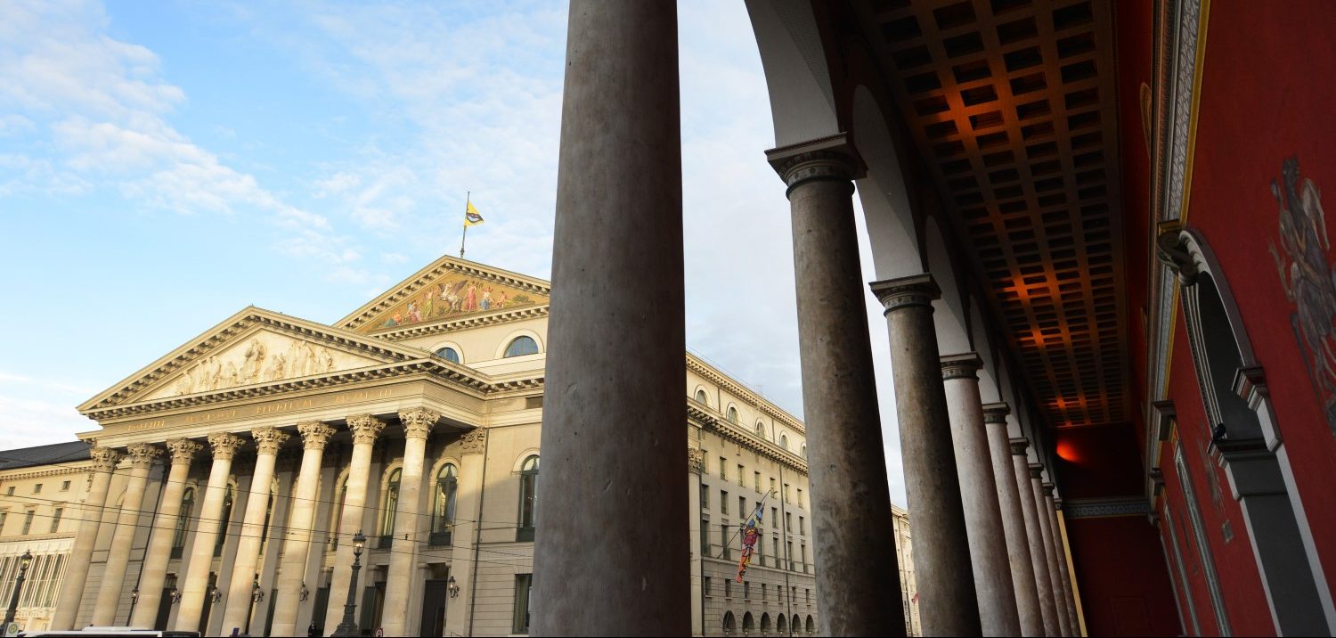 Blick auf die Staatsoper vom Palais an der Oper in München