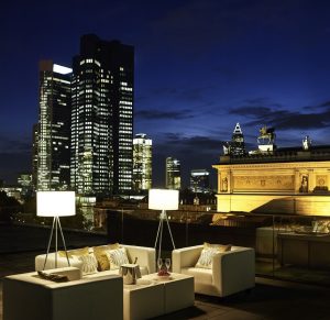 Dachterrasse des Sofitels am Frankfurter Opernplatz mit Blick auf die Skyline