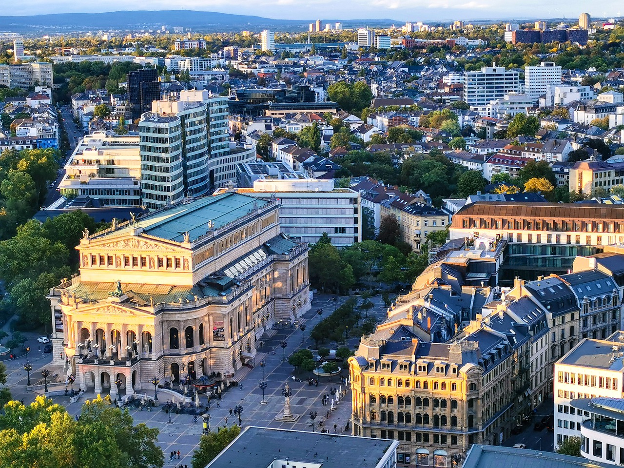 Alte Oper in Frankfurt am Main mit dem Opernplatz 14 verwaltet von Clarus Asset Management