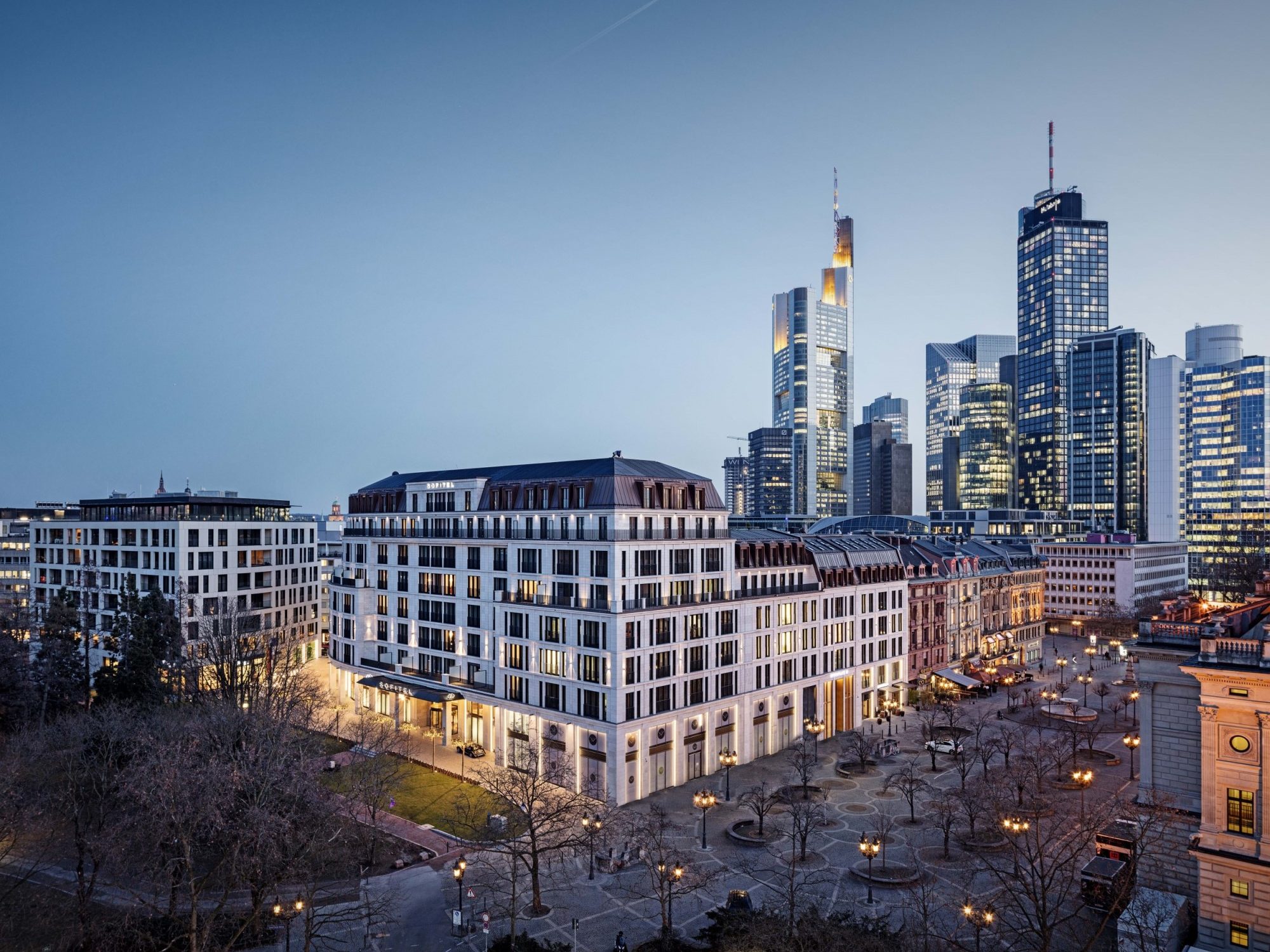 Der beeindruckende Opernplatz 14 in Frankfurt vor der Skyline