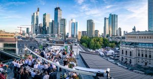 Buntes Treiben auf der Sofitel Rooftop-Bar während des Frankfurter Opernfestes