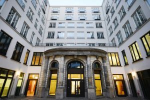 Die historische Fassade des Palais an der Oper an der Maximilianstraße ist ein beliebter Ort für Spatziergänger.