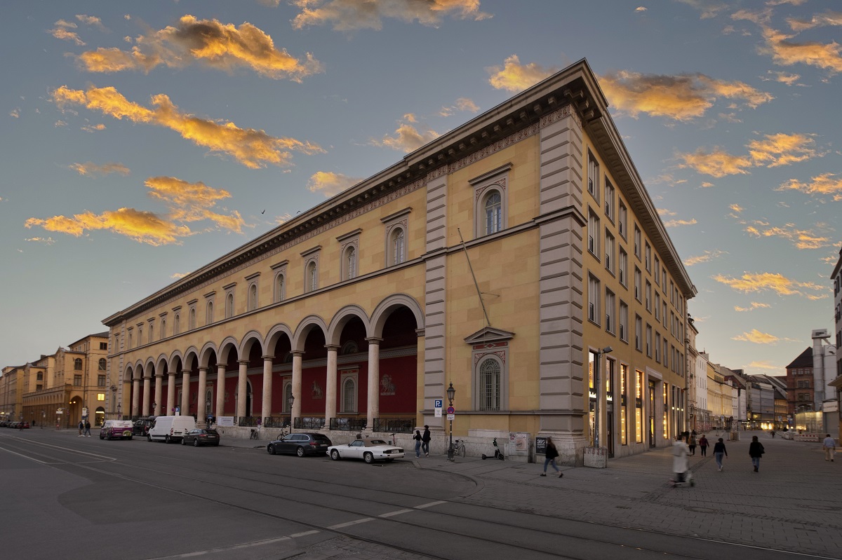 Außenfassade des Palais an der Oper