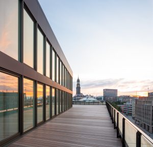 Die beeindruckende Immobilie LES 1 bietet einen imposanten Ausblick über Hamburg.