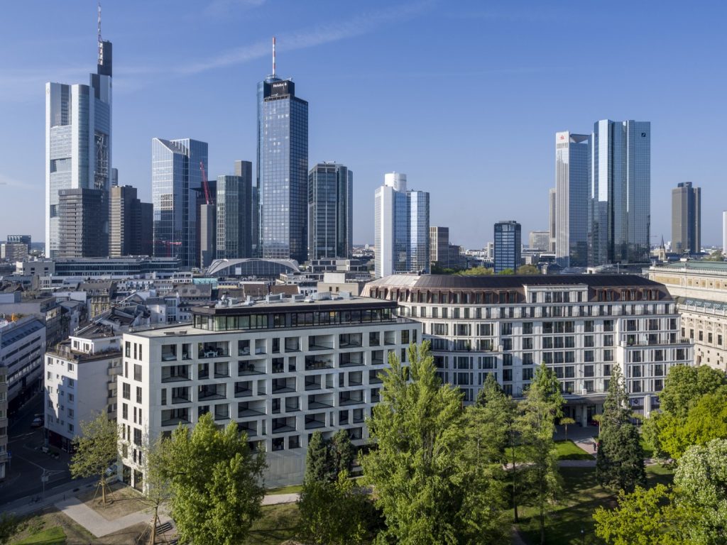 Das Opernplatz 14 Ensemble vor der Frankfurter Skyline