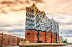 Die Elbphilharmonie prägt nicht nur das Stadtbild von Hamburg, sondern gilt auch als neues Wahrzeichen der Hansestadt